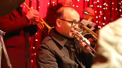 DOMRADIO.DE-Bigband auf dem Weihnachtsmarkt am K&ouml;lner Dom / &copy; Sonja Geus (DR)