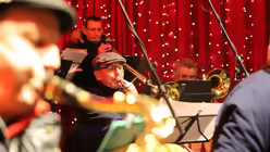 DOMRADIO.DE-Bigband auf dem Weihnachtsmarkt am K&ouml;lner Dom / &copy; Sonja Geus (DR)