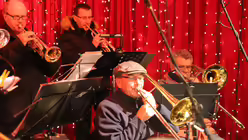 DOMRADIO.DE-Bigband auf dem Weihnachtsmarkt am K&ouml;lner Dom / &copy; Sonja Geus (DR)