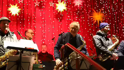 DOMRADIO.DE-Bigband auf dem Weihnachtsmarkt am K&ouml;lner Dom / &copy; Sonja Geus (DR)