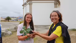 Tage der Begegnung: Jugendliche pflanzen einen Baum vor der Kirche in São Jacinto / © Elena Hong (DR)