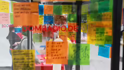 Zeichen für den Frieden - Die DOMRADIO.DE-Friedenslaterne auf dem Katholikentag 2022 / © Martin Biallas (DR)