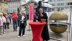 Chefredakteur Renardo Schlegelmilch und Abt Nikodemus bei der Einweihung des DOMRADIO.DE-Weihrauchfasses auf dem Katholikentag in W&uuml;rzburg. / &copy; Teresa Kammerlander (DR)