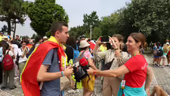 Spanische Gruppe beim internationalen Picknick im Interview mit DOMRADIO.DE / © Elena Hong (DR)