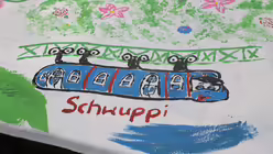 Von den deutschen Jugendlichen gestaltete Parkbänke: Wuppertaler Schwebebahn / © Elena Hong (DR)