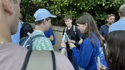 Ministrantinnen und Ministranten des Erzbistums Köln bei der Lichterprozession durch die Vatikanischen Gärten im Rahmen der Ministrant/innen-Wallfahrt 2025. / © Moritz Mayer (DR)