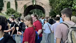 Ministrantinnen und Ministranten des Erzbistums Köln bei der Lichterprozession durch die Vatikanischen Gärten im Rahmen der Ministrant/innen-Wallfahrt 2025. / © Moritz Mayer (DR)