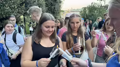 Ministrantinnen und Ministranten des Erzbistums Köln bei der Lichterprozession durch die Vatikanischen Gärten im Rahmen der Ministrant/innen-Wallfahrt 2025. / © Moritz Mayer (DR)