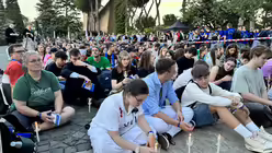 Ministrantinnen und Ministranten des Erzbistums Köln bei der Lichterprozession durch die Vatikanischen Gärten im Rahmen der Ministrant/innen-Wallfahrt 2025. / © Moritz Mayer (DR)