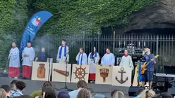 Ministrantinnen und Ministranten des Erzbistums Köln bei der Lichterprozession durch die Vatikanischen Gärten im Rahmen der Ministrant/innen-Wallfahrt 2025. / © Moritz Mayer (DR)