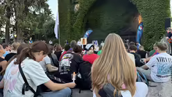 Ministrantinnen und Ministranten des Erzbistums Köln bei der Lichterprozession durch die Vatikanischen Gärten im Rahmen der Ministrant/innen-Wallfahrt 2025. / © Moritz Mayer (DR)