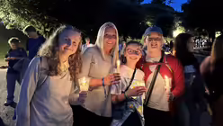 Ministrantinnen und Ministranten des Erzbistums Köln bei der Lichterprozession durch die Vatikanischen Gärten im Rahmen der Ministrant/innen-Wallfahrt 2025. / © Moritz Mayer (DR)