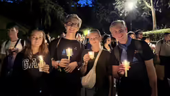 Ministrantinnen und Ministranten des Erzbistums Köln bei der Lichterprozession durch die Vatikanischen Gärten im Rahmen der Ministrant/innen-Wallfahrt 2025. / © Moritz Mayer (DR)