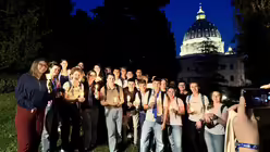 Ministrantinnen und Ministranten des Erzbistums Köln bei der Lichterprozession durch die Vatikanischen Gärten im Rahmen der Ministrant/innen-Wallfahrt 2025. / © Moritz Mayer (DR)