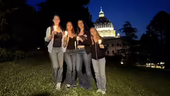 Ministrantinnen und Ministranten des Erzbistums Köln bei der Lichterprozession durch die Vatikanischen Gärten im Rahmen der Ministrant/innen-Wallfahrt 2025. / © Moritz Mayer (DR)