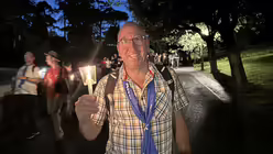 Lichterprozession durch die Vatikanischen Gärten im Rahmen der Ministrant/innen-Wallfahrt 2025. / © Moritz Mayer (DR)