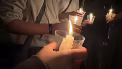 Lichterprozession durch die Vatikanischen Gärten im Rahmen der Ministrant/innen-Wallfahrt 2025. / © Moritz Mayer (DR)