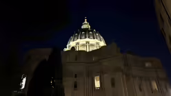 Die beleuchtete Kuppel des Petersdoms bei der Lichterprozession durch die Vatikanischen Gärten im Rahmen der Ministrant/innen-Wallfahrt 2025. / © Moritz Mayer (DR)