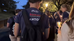 Ministrantinnen und Ministranten des Erzbistums Köln bei der Lichterprozession durch die Vatikanischen Gärten im Rahmen der Ministrant/innen-Wallfahrt 2025. / © Moritz Mayer (DR)