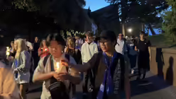 Ministrantinnen und Ministranten des Erzbistums Köln bei der Lichterprozession durch die Vatikanischen Gärten im Rahmen der Ministrant/innen-Wallfahrt 2025. / © Moritz Mayer (DR)