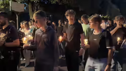 Ministrantinnen und Ministranten des Erzbistums Köln bei der Lichterprozession durch die Vatikanischen Gärten im Rahmen der Ministrant/innen-Wallfahrt 2025. / © Moritz Mayer (DR)