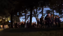 Ministrantinnen und Ministranten des Erzbistums Köln bei der Lichterprozession durch die Vatikanischen Gärten im Rahmen der Ministrant/innen-Wallfahrt 2025. / © Moritz Mayer (DR)