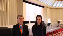 Pater Gianluca Carlin, Organisator des Rhein-Meetings und Pfarrer in Bonn-Bad Godesberg und Gloria Muth, Studentin aus München, beim Rhein-Meeting in Köln  / © Roland Müller (DR)