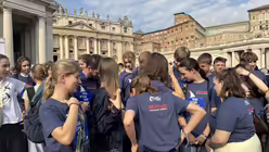 Erstmal kurz sammeln: Die Ministrantinnen und Ministranten aus Bonn Süd auf dem Petersplatz. / © Moritz Mayer (DR)