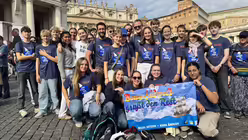 Jana mit ihrer Gruppe aus Bonn Süd nach der Generalaudienz auf dem Petersplatz. / © Moritz Mayer (DR)