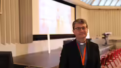 Pater Gianluca Carlin, Organisator des Rhein-Meetings und Pfarrer in Bonn-Bad Godesberg, beim Rhein-Meeting in Köln  / © Roland Müller (DR)