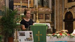 Julia Bartoschek, Referentin für Spiritualität und Katechese, beim Gebet in Regionen