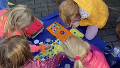 Hanna beim Gestalten des Kreuzes mit bunten Glassteinen. Foto: privat / &copy; Beatrice Tomasetti (DR)