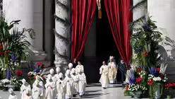 Einzug von Papst Leo XIV. zur Ostermesse mit vielen Blumen auf dem Petersplatz im Vatikan am 5. April 2026. / &copy; Vatican Media/Romano Siciliani (KNA)