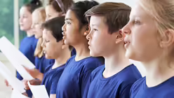 Kinder singen in einem Chor / &copy; SpeedKingz (shutterstock)