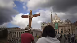Eine Gruppe von Gläubigen kommt auf dem Petersplatz an (dpa)