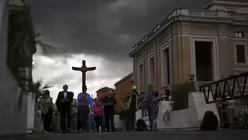 Eine Gruppe von Gläubigen kommt auf dem Petersplatz an (dpa)