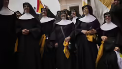 Spanische Nonnen versammeln sich in der Nähe des Vatikans in Rom (dpa)