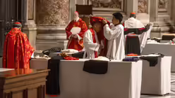 Konklave zur Wahl eines neuen Papstes beginnt (dpa)