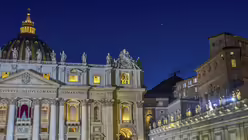 Schwarzer Rauch quillt aus dem Schornstein (hinten) der Sixtinischen Kapelle / © Andrew Medichini (dpa)