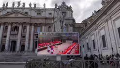 Vatikanstadt: Ein Monitor zeigt Kardinäle bei einem Gebet in der Sixtinischen Kapelle vor der Konklave / © Oliver Weiken (dpa)