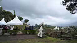 Papst Leo XIV. betet beim Besuch der arch&auml;ologischen St&auml;tte von Hippo in Annaba, Algerien / &copy; Andrew Medichini/AP (dpa)