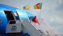 Papst Leo XIV. kommt auf dem internationalen Flughafen Yaounde-Nsimalen in Kamerun an / &copy; Andrew Medichini/AP (dpa)
