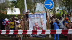 Menschen begr&uuml;&szlig;en Papst Leo XIV. bei seiner Ankunft auf dem internationalen Flughafen Yaounde-Nsimalen in Kamerun / &copy; Andrew Medichini/AP (dpa)