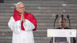 Papst Leo XIV. am M&auml;rtyrerdenkmal von Maqam Echahid in Algier / &copy; Andrew Medichini/AP (dpa)