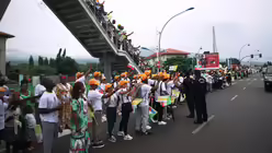 Menschen warten auf Papst Leo XIV. in Malabo, &Auml;quatorialguinea / &copy; Andrew Medichini/AP (dpa)