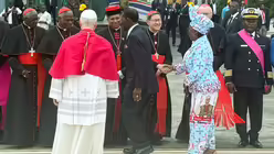Papst Leo XIV. wird auf seiner Afrika-Reise bei der Ankunft in &Auml;quatorialguinea begr&uuml;&szlig;t / &copy; Christoph Sator (dpa)