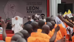 &Auml;quatorialguinea, Bata: Papst Leo XIV. besucht am zehnten Tag einer 11-t&auml;gigen apostolischen Reise nach Afrika das Bata-Gef&auml;ngnis / &copy; Andrew Medichini/AP (dpa)