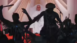 &Auml;quatorialguinea, Bata: Gl&auml;ubige in traditionellen Kost&uuml;men treten f&uuml;r Papst Leo XIV. w&auml;hrend seines Treffens mit jungen Menschen und Familien im Stadion von Bata auf / &copy; Andrew Medichini/AP (dpa)