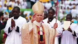 &Auml;quatorialguinea, Malabo: Papst Leo XIV. (M) kommt am letzten Tag seines elft&auml;gigen Pastoralbesuchs in Afrika zur Feier der Heiligen Messe in das Stadion von Malabo / &copy; Misper Apawu/AP (dpa)