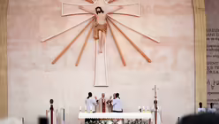 &Auml;quatorialguinea, Malabo: Papst Leo XIV. (M) h&auml;lt am letzten Tag seines elft&auml;gigen Pastoralbesuchs in Afrika die Feier der Heiligen Messe im Stadion von Malabo / &copy; Andrew Medichini/AP (dpa)